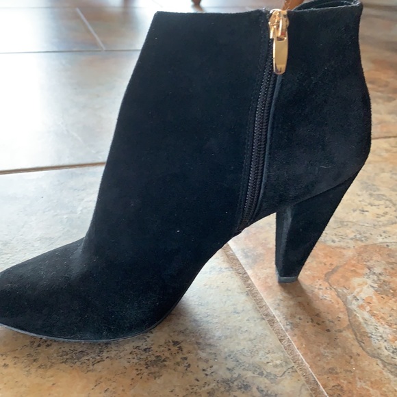 Black ankle booties. Gently worn - Picture 2 of 9